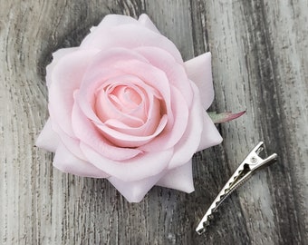 Pinza para el cabello con forma de rosa rosa de tacto real, en caja. Artículos a juego disponibles.