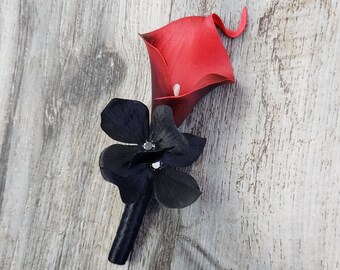 Boutonnière con diamantes y calas rojas y negras de tacto real (en caja) - Artículos a juego disponibles