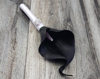 Boutonniere de cala negra Real Touch con botón de diamantes de imitación (en caja) - Artículos a juego disponibles