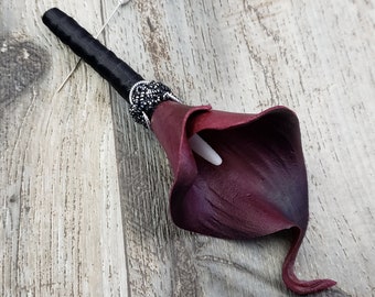 Boutonniere de vino tinto Real Touch color burdeos con forma de cala, ribete plateado y negro - Artículos a juego disponibles