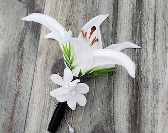Boutonniere con flores de lirio tigre blanco Stargazer de tacto real, flores de estefanotis blancas y diamantes, en caja - Corsages a juego