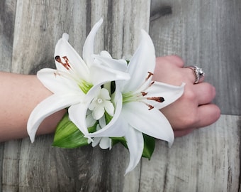 Lirio tigre blanco de tacto real, Stephanotis, diamantes y hojas en caja. Ramillete de encaje. Artículos a juego disponibles.
