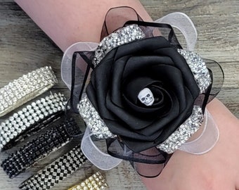 Rosa negra en caja con calavera, ribete de pedrería y detalles de cinta - Ramillete de pedrería - Artículos a juego disponibles