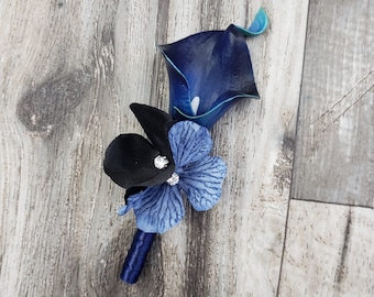 Boutonniere Real Touch Navy con calas, hortensias y centros de diamantes (en caja) - Artículos a juego disponibles