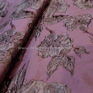 Geen verzendkosten. Oudroze jacquard bloemenstof #91942