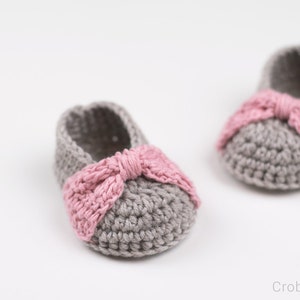Puede incluir: Un par de botitas de beb&eacute; de crochet gris con lazos rosas. Las botitas est&aacute;n hechas con un hilo suave y tienen un ajuste c&oacute;modo.