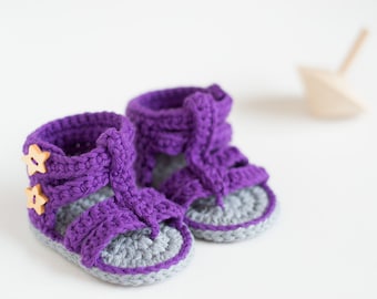 Patrón de sandalias gladiadoras de crochet para bebé: Botitas moradas (PDF)