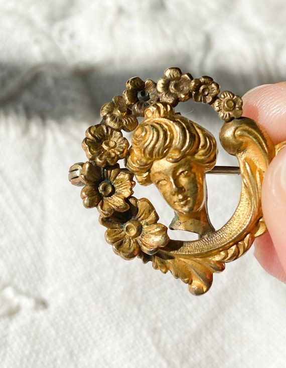 Vintage 1900's SCB & Co. Gold Victorian Brooch