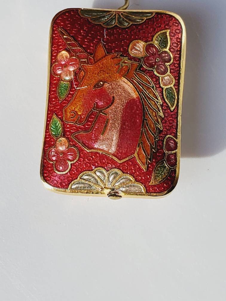 Collier Vintage Pendentif Licorne En Cloisonné Rouge - Bon état D'usage