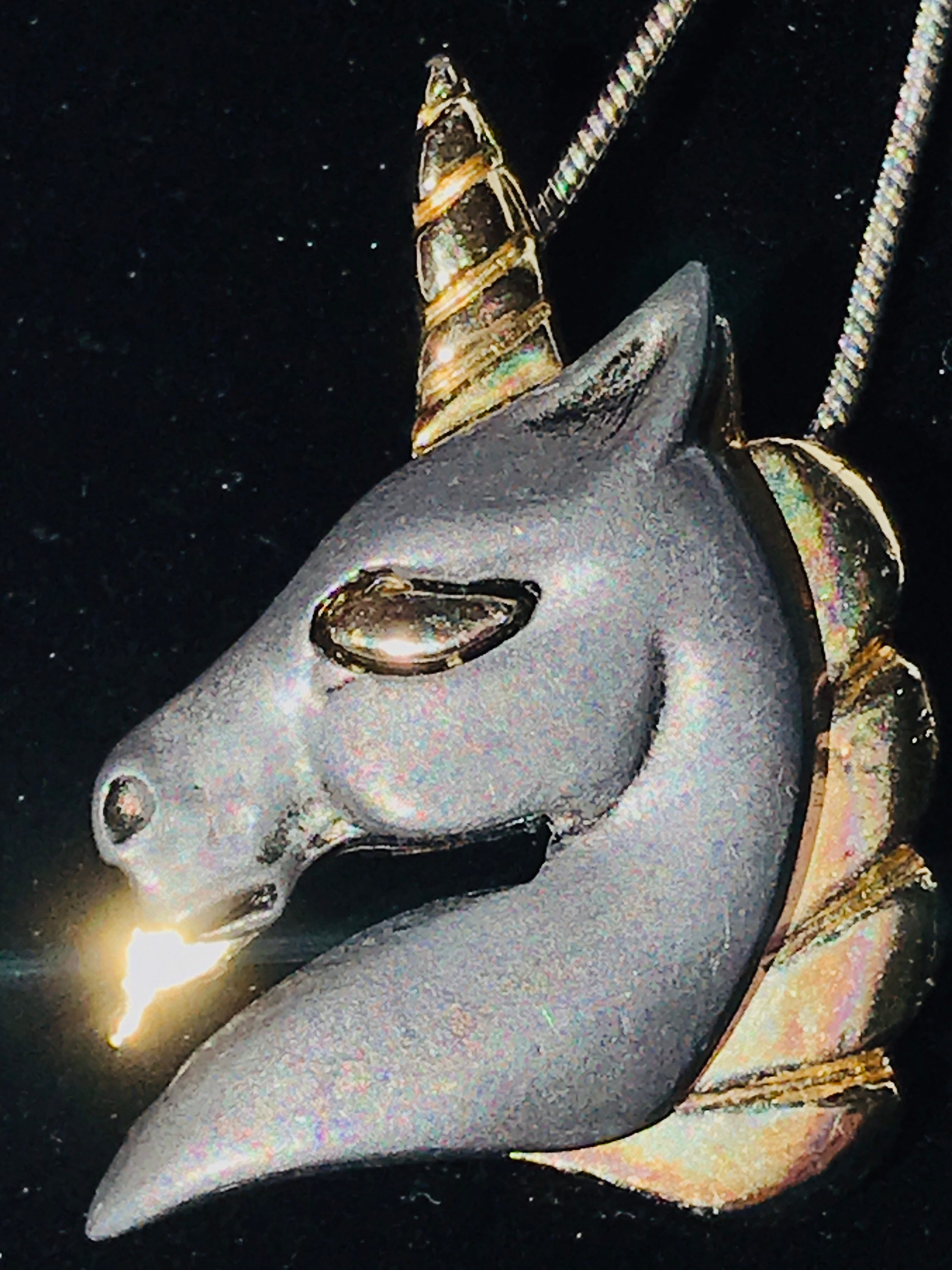 希少なヴィンテージのブラック玄武岩とゴールドのユニコーンペンダント