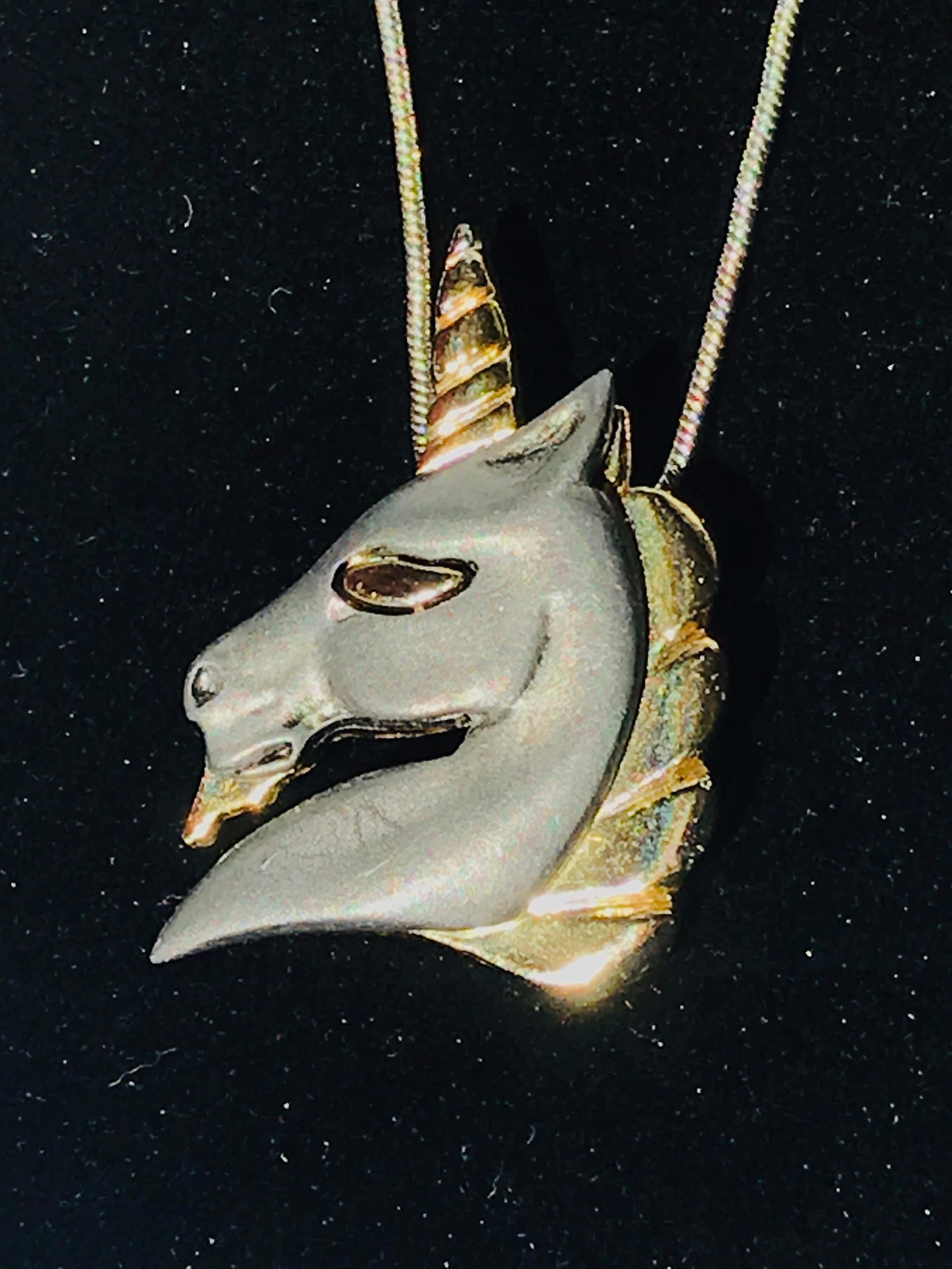 アルバム飾り　ユニコーン　オーダー受付中(^^) 希少なヴィンテージのブラック玄武岩とゴールドのユニコーンペンダント