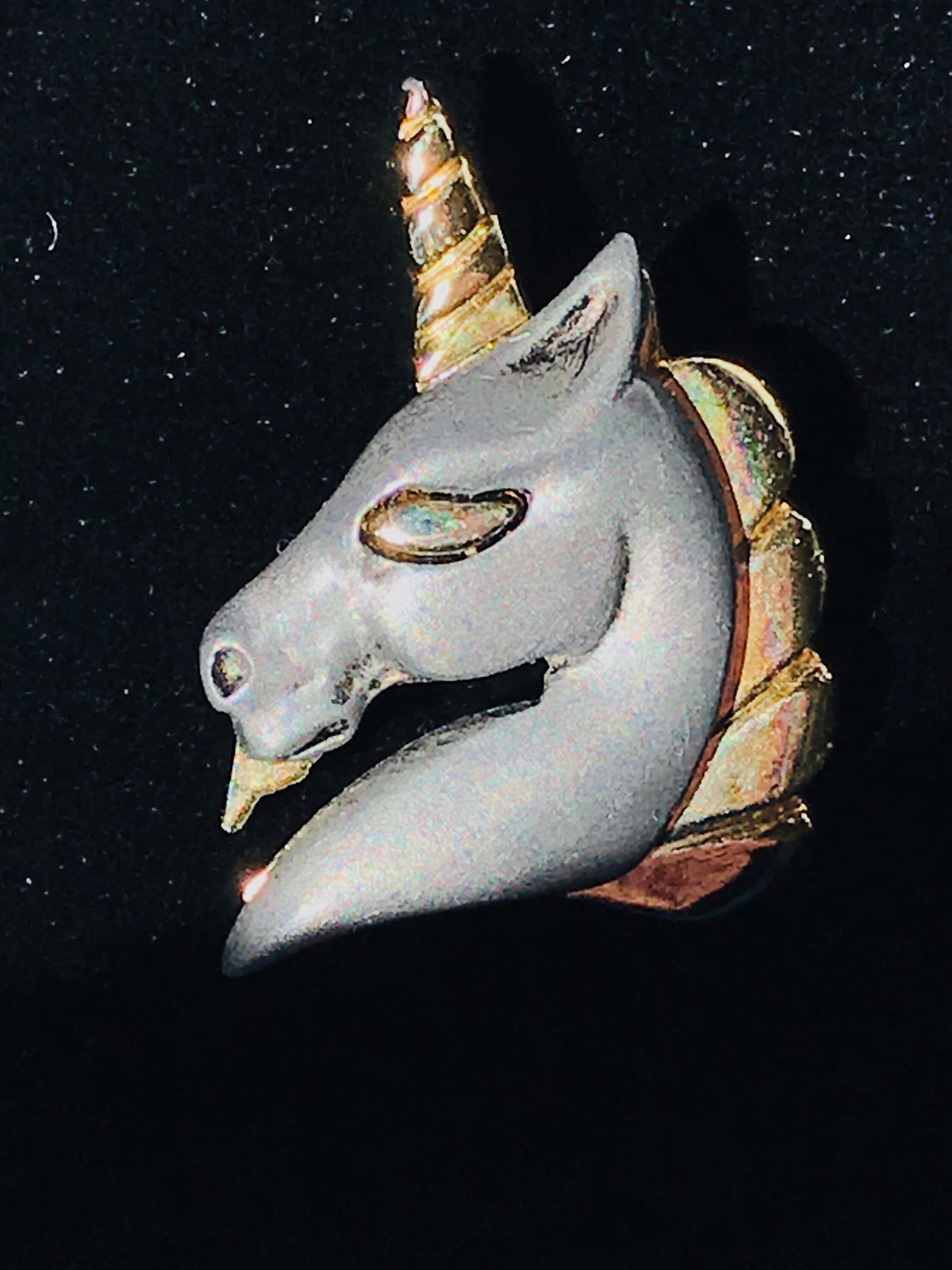 希少なヴィンテージのブラック玄武岩とゴールドのユニコーンペンダント