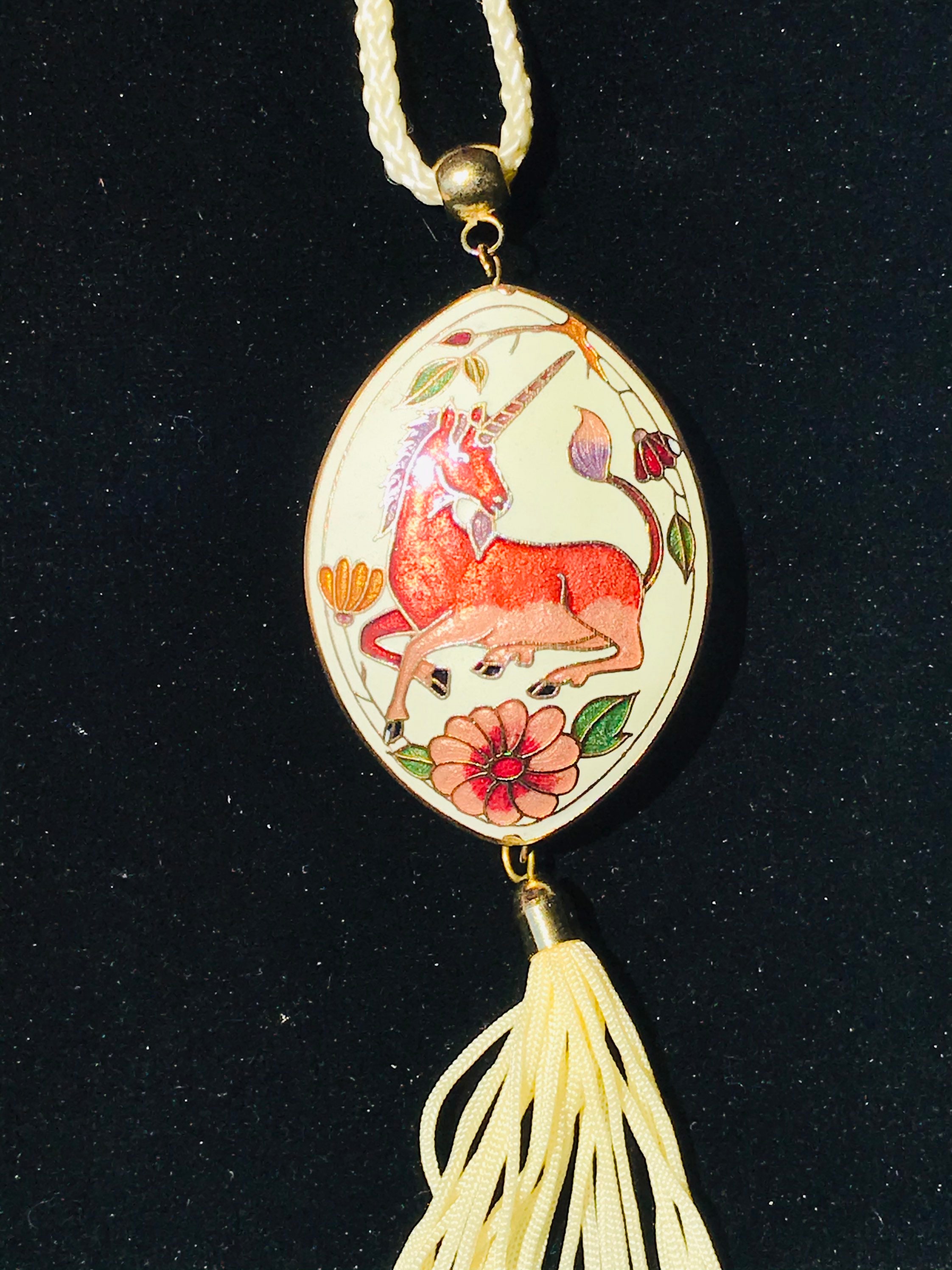 Seltener großer Vintage Cloisonné Einhorn Anhänger mit Quaste Vintage Einhorn Halskette, 1980er Jahre Einhorn. Dies ist ein wunderschönes und seltenes Stück!