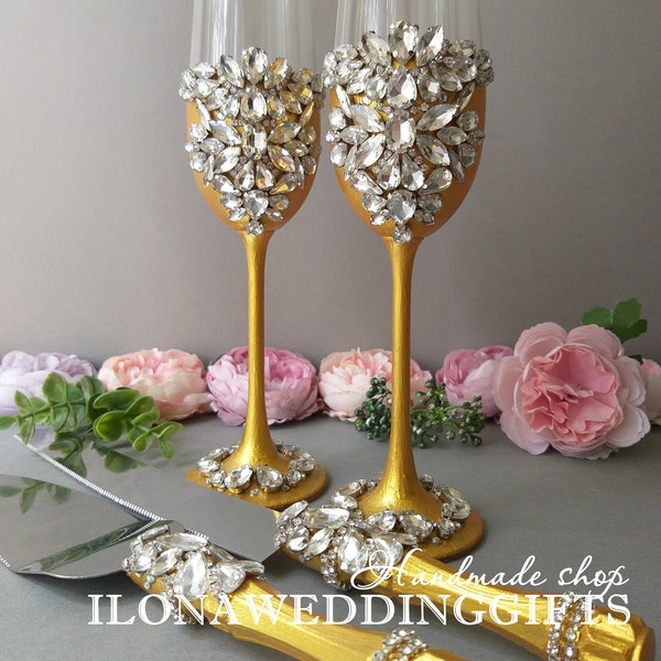 Gold Toasting Flutes Personalized Wedding Swarovski Champagne Glasses Crystal Cake Knife Plate Boho Style Romantic Party Reception Decor Set