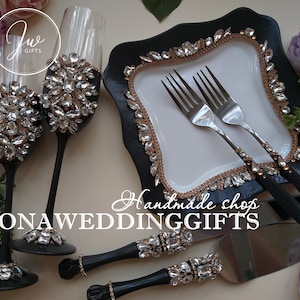 Zwarte toasten fluiten gepersonaliseerde bruiloft champagne glazen Swarovski kristallen donkere cake server mes plaat shabby chic boho stijl romantisch