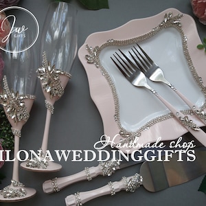 Blush Toasting Flutes Gepersonaliseerde Bruiloft Champagne Glazen Swarovski Crystal Gems Cake Server Mes Plaat Shabby Chic Boho Stijl Romantisch