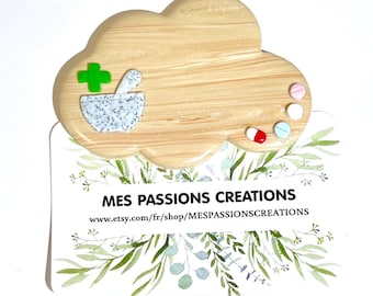 Badge Pharmacie pour Préparatrice, Préparateur  en pharmacie  forme nuage  couleur imitation bois