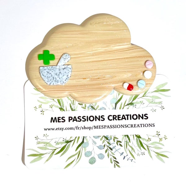 Badge Pharmacie pour Préparatrice, Préparateur  en pharmacie  forme nuage  couleur imitation bois