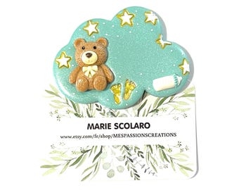 Insignia para asistente de cuidado infantil, partera, trabajador de cuidado infantil, pediatría, tema oso sobre agua, fondo verde, estrellas