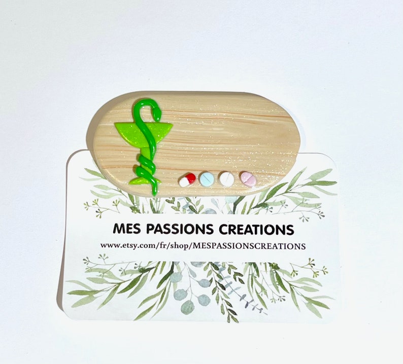 Badge Pharmacie pour pharmacien Pharmacienne couleur imitation bois image 1
