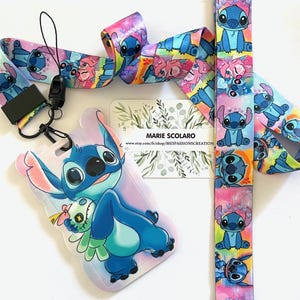 Może przedstawiać: Zestaw smyczy i uchwytu na identyfikator z postacią Stitch z filmu Lilo & Stitch. Smycz ma powtarzający się wzór Stitcha na kolorowym tle. Uchwyt na identyfikator przedstawia Stitcha trzymającego pluszową zabawkę. Zestaw zawiera czarny zatrzask i kartę.