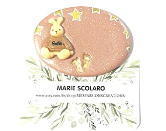 Insignia para asistente de cuidado infantil, partera, cuidador infantil, tema de pediatría. Osito de peluche, fondo beige, estrellas rosas.