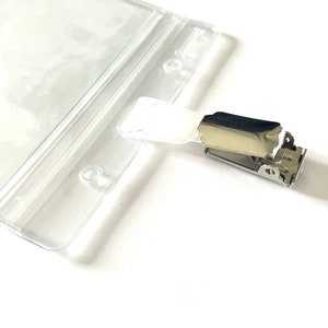 pochette SOUPLE hermétique, clip attache porte carte adaptable sur un tour de cou, vendu séparément ou sur un enrouleur vendu séparément CLIP BADGE ATTACHE