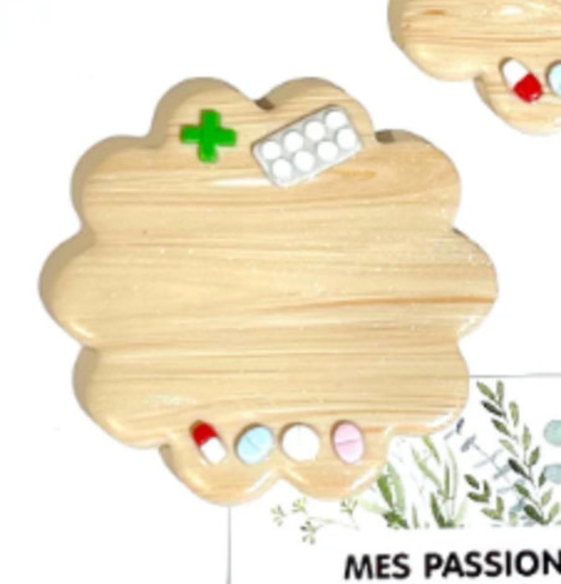 Badge Pharmacie forme fleur couleur imitation bois APPRENTI