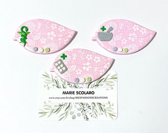 Badge Pharmacie forme feuille    couleur rose sérigraphie fleurs et feuilles