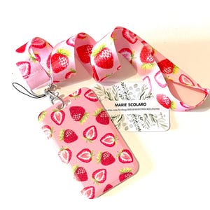 Tour de cou, Cordon porte clefs, Lanière, Carte de bus, Pass Navigo  ou  Porte badge/carte réf F8.. Thème FRAISES