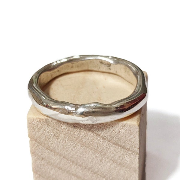 Bague irrégulière en argent massif 925 réalisée à la main, un bijou artisanal aux formes organiques et sur-mesure. Fabriqué en Italie