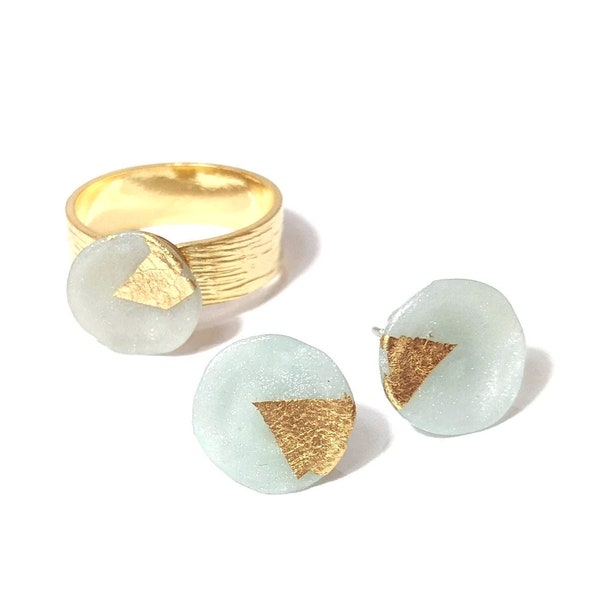 Bague et boucles d’oreilles bijoux avec un design contemporain et abstrait, 24 kt or plaqué et l’effet quartz argile polymère bleu