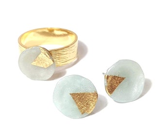 Jewelery set ring and earrings with a contemporary and abstract design, 24 kt gold plated and light blue quartz polymer clay