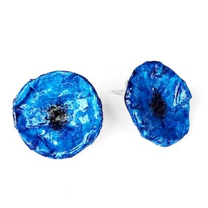 Orecchini con fiori blu da lobo fatti a mano in cartapesta e resina: un'idea regalo per lei made in Italy, eleganti, femminili, eco friendly