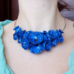 Girocollo Bouquet Primavera di papaveri blu - in cartapesta smaltata