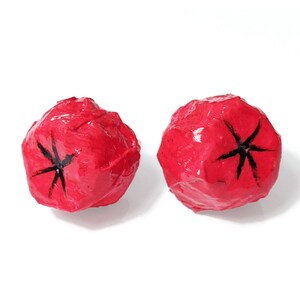Orecchini con pomodori rossi fatti a mano in cartapesta dipinta: gioiello frutta e verdura, un'idea regalo per lei originale e spiritosa