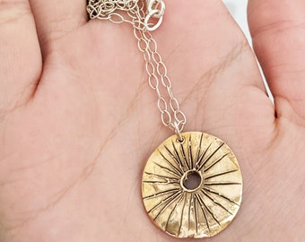 Collana con catenina in argento 925 e pendente a fiore in bronzo giallo, pezzo unico realizzato a mano