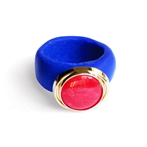 Handmade Candy ring with a contemporary design, electric blue and red, in polymer clay and jewel buttons, a chunky jewel made in italy