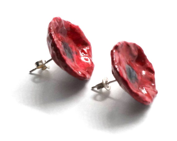 Red poppy flowers handmade earrings made of papier mache and resin: a romantic gift idea for her made in Italy