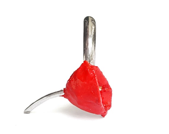 Handmade poppy ring made of papier mache and resin, a minimalist and contemporary red flower jewel made in Italy