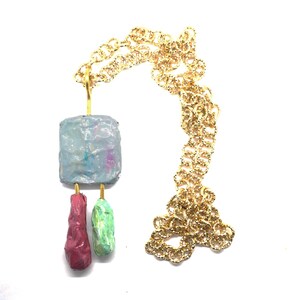 Collana lunga dal design contemporaneo in carta ceramica fatta a mano: gioiello moderno dorato e colorato, eco friendly