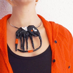Maxi collana elefante dal design contemporaneo etnica ed insolita, fatta a mano. Un girocollo spiritoso ed eccentrico in cartapesta