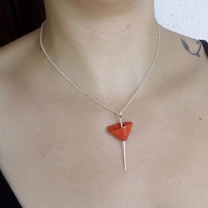 Collana girocollo con papavero fatto a mano in cartapesta con catenina in argento 925, un'elegante idea regalo per lei made in Italy