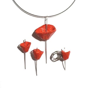 Parure girocollo, orecchini pendenti e anello papavero rosso e argento dal design minimal ed elegante in cartapesta e resina made in Italy