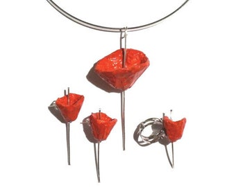 Parure girocollo, orecchini pendenti e anello papavero rosso e argento dal design minimal ed elegante in cartapesta e resina made in Italy