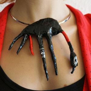 Collana maxi dal design contemporaneo, insolita ed originale, con un pavone nero. Scultura indossabile in cartapesta e resina, dipinta