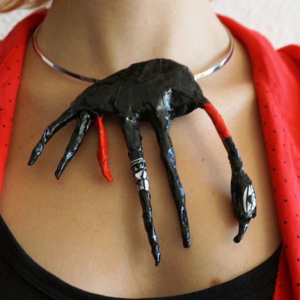 Maxi collier au design contemporain, insolite et original, avec un paon noir. Sculpture portable en papier mâché et résine, peinte