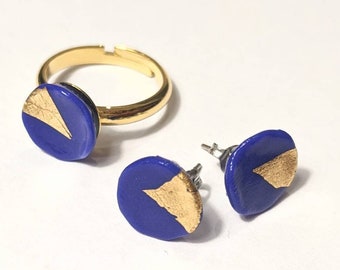 Jewelery set ring and earrings with a contemporary and abstract design, 24 kt gold plated and blue polymer clay, an elegant gift idea