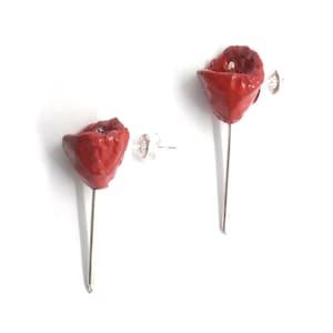 Orecchini con fiori rossi di carta fatti a mano: papaveri dal design contemporaneo e minimal in cartapesta, idea regalo per lei