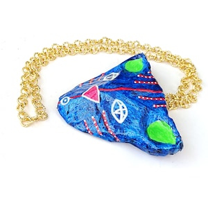 Collana lunga artigianale, con gatto tigre blu in carta ceramica fatto a mano con catena dorata, un gioiello contemporaneo made in Italy